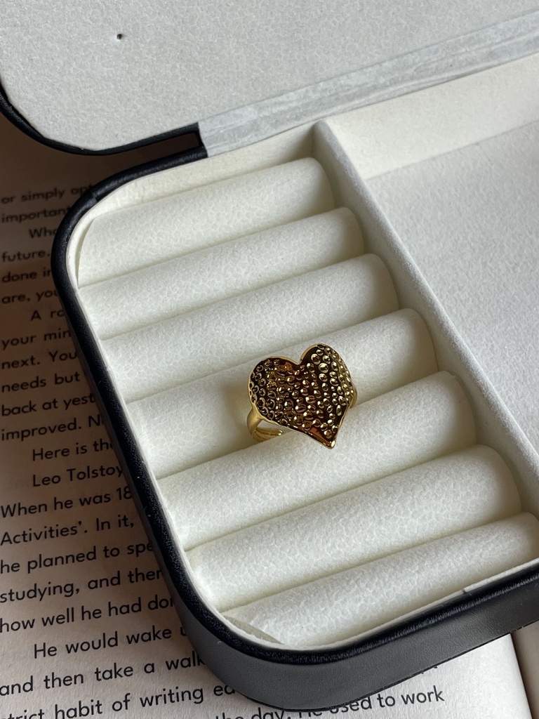 Heart dotted ring
