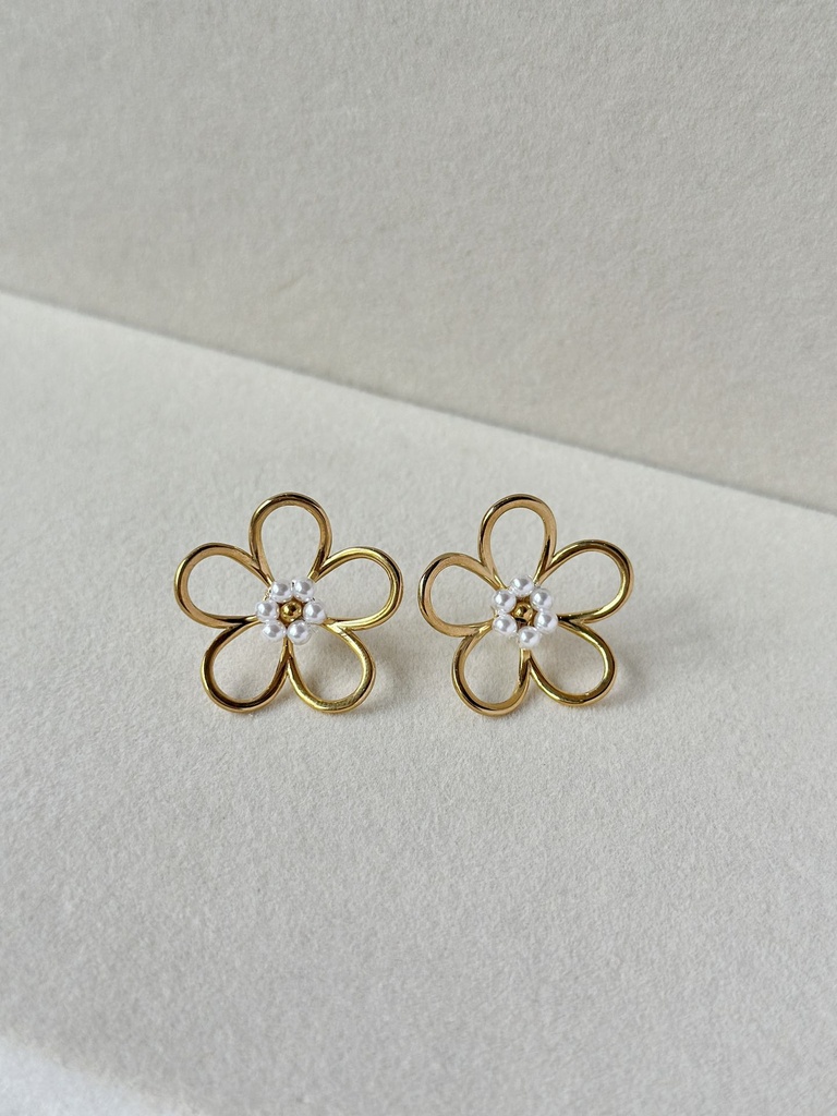 Pearl Daisy Stud Earrings