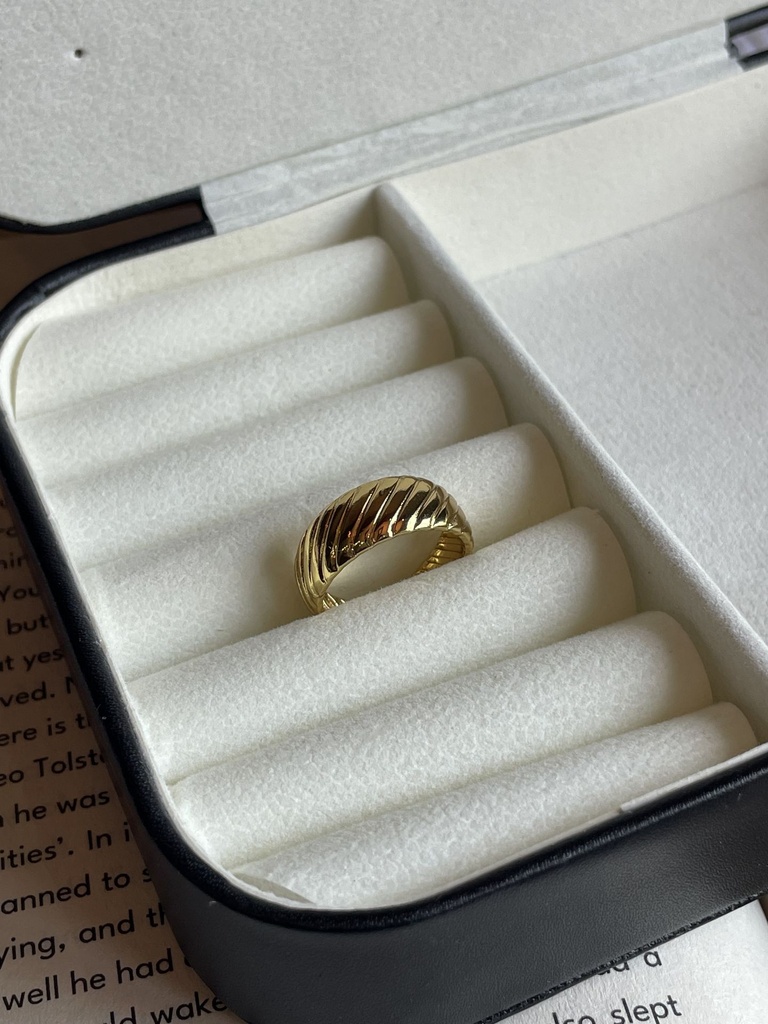 Velora ring