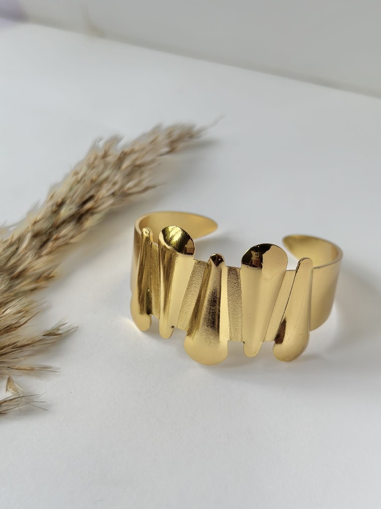 Sculpted Gold Adjustable Hand Cuff